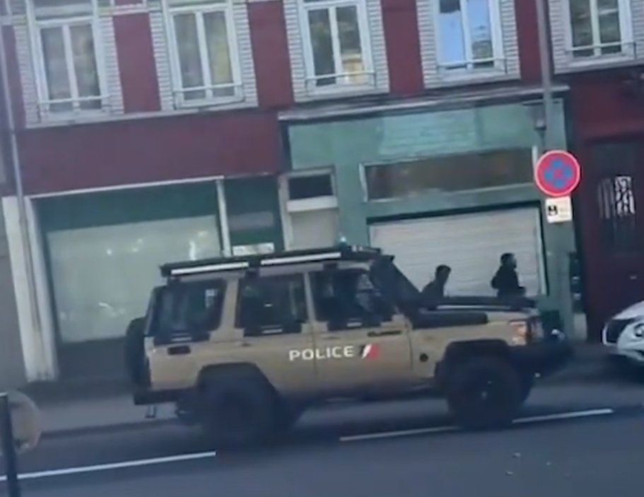 PolitlcsUK's tweet photo. 🚨 NEW: The French Government has launched an investigation after 4x4 vehicles funded by the UK to stop migrants crossing the Channel were used to ram student protestors 

Source: "I don’t think the British are aware that their money is being used to beat French kids" https://t.co/XvU2rswD2D