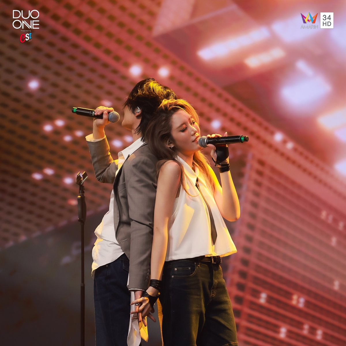 PROJECTDUOONE's tweet photo. [ DUO ONE LIVE STAGE: LOVE SONG ] Performance Photos 📸

🎵 พิง – คิวคิว D14 x บอส D02

เท่เกินต้านกับเคมีใหม่ที่ไม่เคยเห็น! 😎⚡ เมื่อ “คิวคิว x บอส” แท็กทีมปล่อยเสน่ห์ในมาดสุดคูล ถ่ายทอดเพลงรักผ่านสเตจสุดเท่ พร้อมเคมีของคู่หูที่เข้ากันอย่างลงตัว จนละสายตาไม่ได้! 🔥✨
.
✅ รายการ DUO ONE Presented by est Cola
📺 Amarin TV 34HD ทุกวันเสาร์ เวลา 21.45 น. และทาง Viu

🗳 ร่วมโหวตคนที่ชอบและคู่เคมีที่ใช่ ผ่าน 3 ช่องทาง

💚 LINE SHOPPING : https://t.co/jSLvgasIQx
📱 โทรศัพท์มือถือทุกเครือข่าย
💚 LINE TODAY : https://t.co/LRQnH3u6i6

🗨️ มาร่วมพูดคุยและส่งกำลังใจให้ DUO ONE Trainee ทั้ง 18 คน ได้ที่ LINE OpenChat 🔗https://t.co/ZNXitvkb02

อ่านรายละเอียดเพิ่มเติม : https://t.co/jB7w6lfsOd

#DUOONELIVESTAGE #DUOONE #PROJECTDUOONE #ThailandChemistryReality #TwoSoulsOneDream #AmarinTV #AmarinTVOnline #OneBangkok #FreenBecky #PROJECTDUOONExFreenBecky #srchafreen‌ #beckysangels‌ #BeckyArmstrong‌ #DaEndorphine #mewsuppasit #คิวคิวD14 #บอสD02