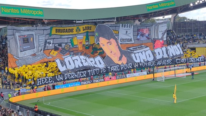 _FootPlus's tweet photo. 🚨 HOMMAGE À LORENZO EN TRIBUNE LOIRE !

La Brigade Loire a déployé un tifo exceptionnel pour rendre hommage à son membre emblématique récemment disparu.

🗣️ « Heee, un dernier tifo de taré pour un voyage apaisé… Ciao Lorenzo. »

 Repose en paix, Lorenzo.🕊️

#FCNantes #FCNUSLD https://t.co/RNYeGgENya
