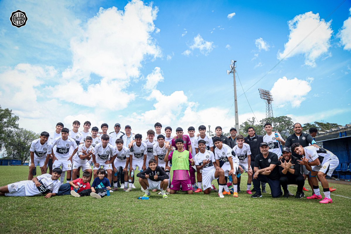 FormativasO's tweet photo. ¡GANÓ #𝗢𝗟𝗜𝗠𝗣𝗜𝗔! 🤍🖤🤍

💪🏻  Sub-16.

➖️ Sol de América [0-3] #Olimpia.

¡Vamos, Decano! 👑 https://t.co/xC4cBN0X6W