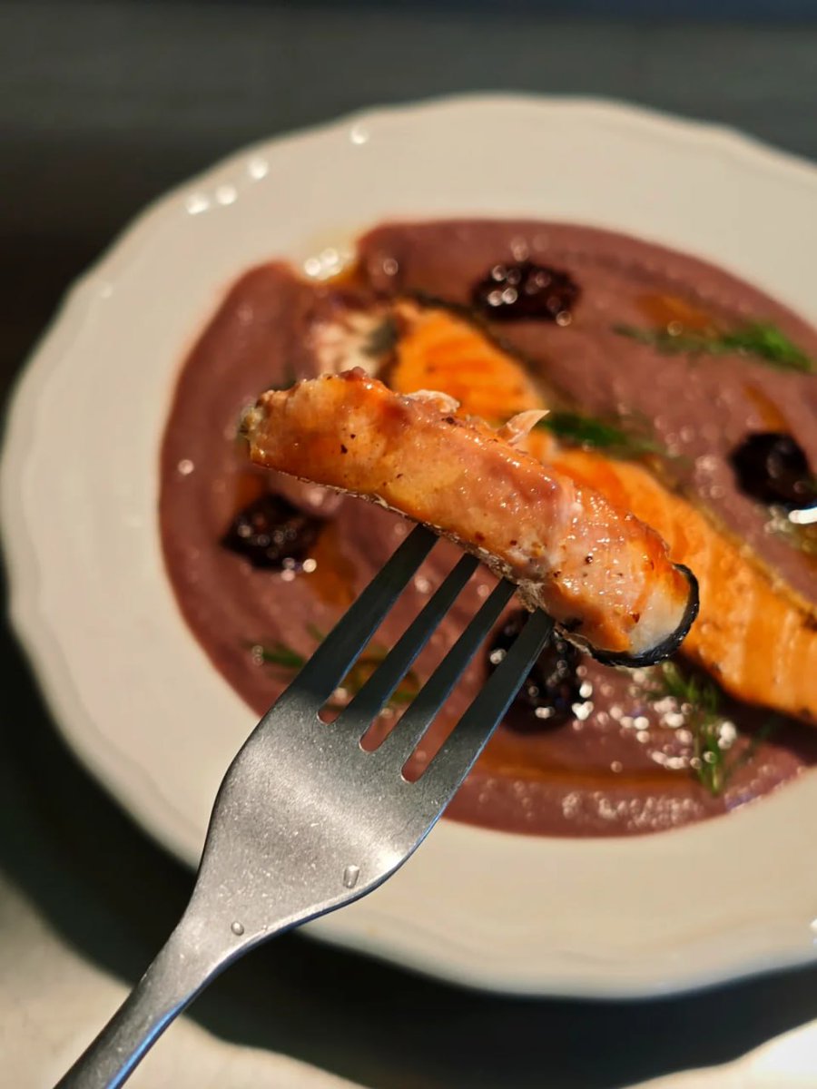 fdkngjf's tweet photo. I made myself a delicious homemade roasted salmon for dinner. What do you think? I’m really happy with how it turned out! https://t.co/GIFAEomHtv
