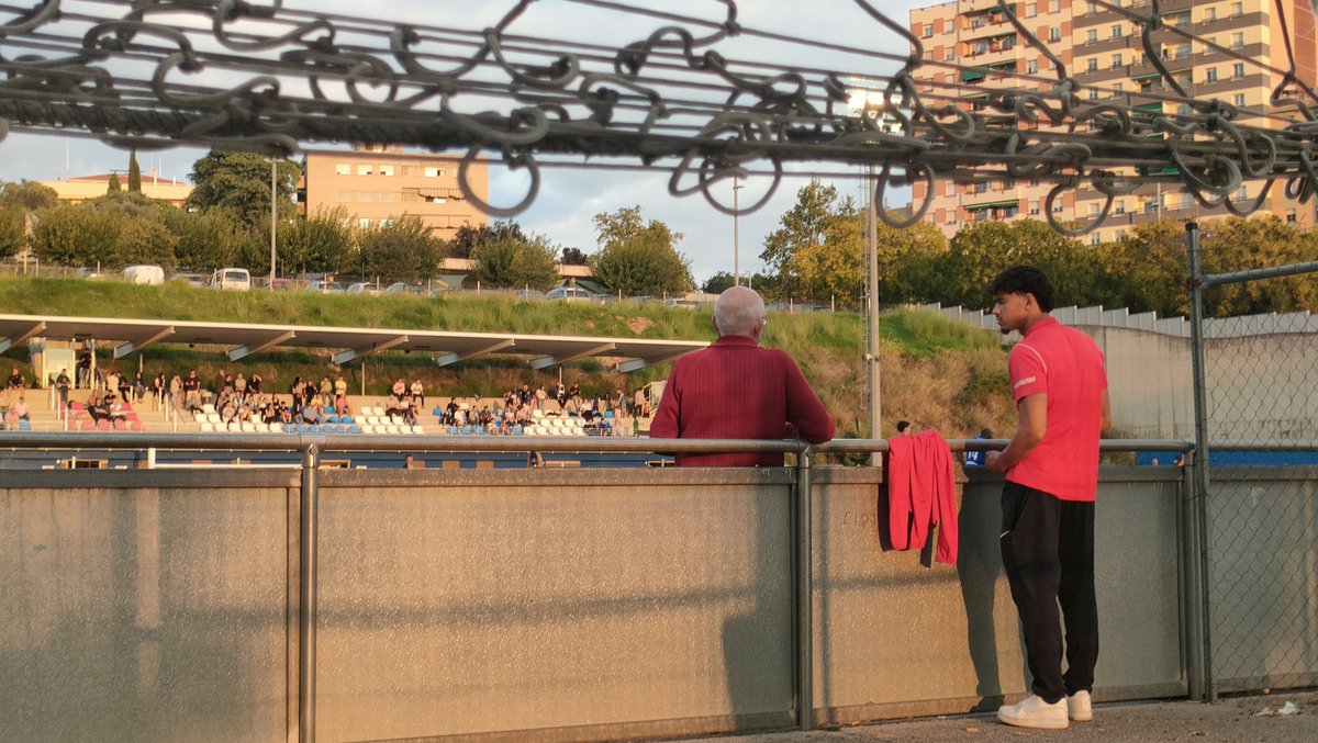 somdelhospi's tweet photo. #Saludos des de les Grases! Ja fa gairebé un quart d'hora que roda la pilota en aquest @SantfeliuencFC 1-0 @FCVilafranca. Pablo Blasco ha avançat els locals amb una vaselina al segon minut.
#TheCatalanGroundhopper #FutbolCat https://t.co/Az34P8so6N