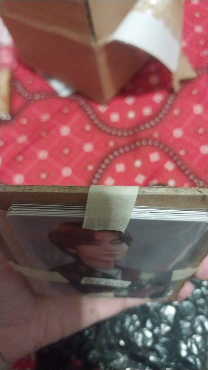 loveqble's tweet photo. Gua beneran marah ya anjir, bayar packing 12k yb cuma 1, sleeve 1 doang dan pc gua ditumpuk, sumpah gua mau marah anjgg https://t.co/1I8ec9BdB3