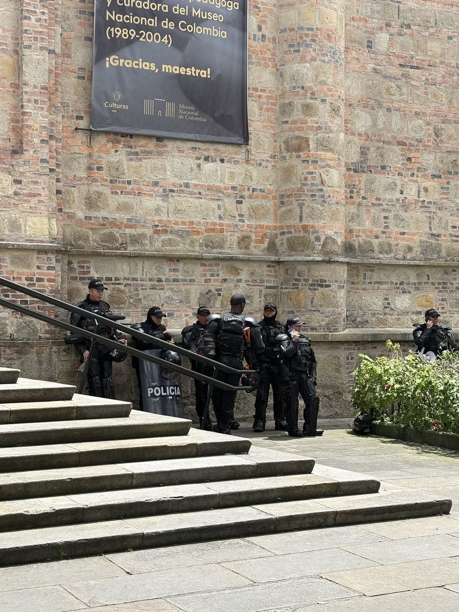 Danisyahu1's tweet photo. Los nuevos guías del Museo Nacional. https://t.co/YNRRlUguvR