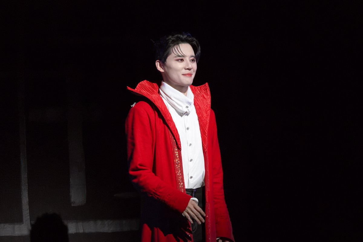 1215_hyun's tweet photo. 261017 뮤지컬 드라큘라 #샤큘 훠이훠이~♥

🌹https://t.co/xrasXJw1ac https://t.co/9eVAZDxPN2