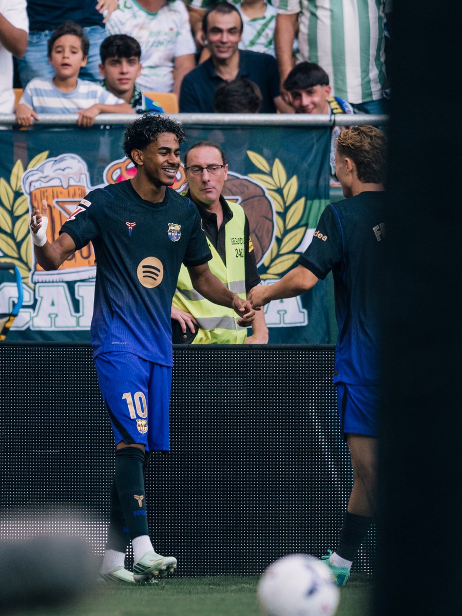 FCBarcelona_es's tweet photo. Lamine hace fácil lo difícil 🤷‍♂️ https://t.co/ONTO2d0TDN