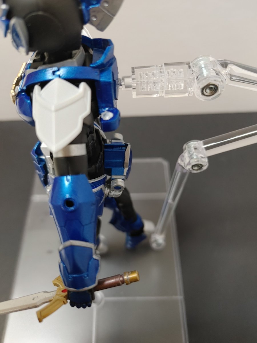 Rikuno1090's tweet photo. 弊女性型リーベルナイト、肩アーマー受軸破損により改修工事及び塗装作業追加。
ナイト肩アーマー⇒図２へ変更

あとトップコート吹けば初めての全塗装プラモデル完成だったのよよよよ…

#30MF https://t.co/sRqwehW8Rs