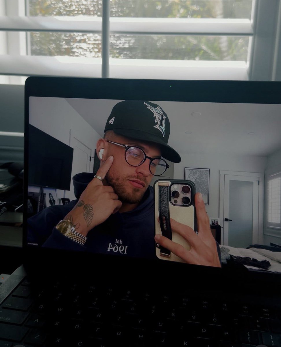 JoshtheGx2's tweet photo. Heard webcam selfies were back in style 📸 https://t.co/rrzmlEJQPQ