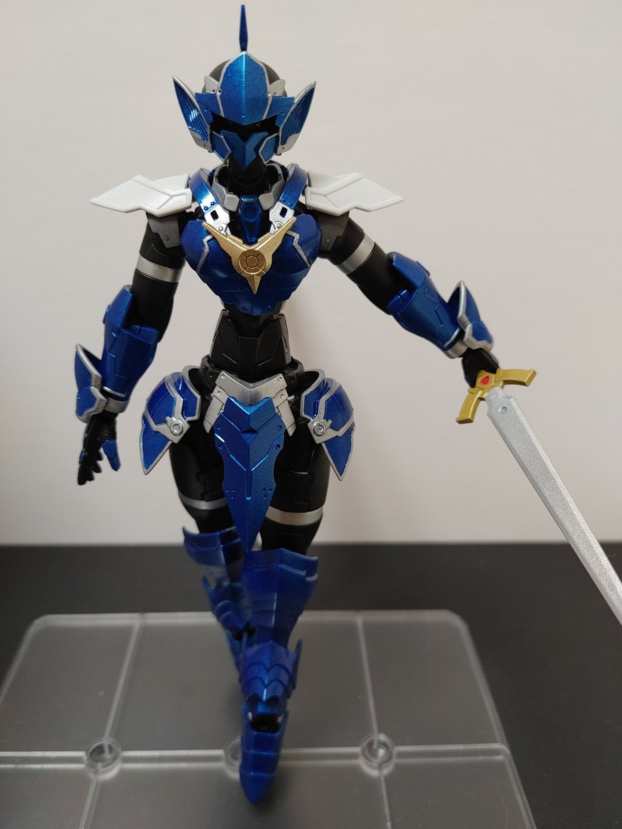 Rikuno1090's tweet photo. 弊女性型リーベルナイト、肩アーマー受軸破損により改修工事及び塗装作業追加。
ナイト肩アーマー⇒図２へ変更

あとトップコート吹けば初めての全塗装プラモデル完成だったのよよよよ…

#30MF https://t.co/sRqwehW8Rs