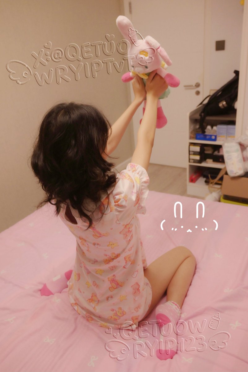QETUOWRYIPTvT's tweet photo. ˙˖Ი𐑼新衣服和难以抉择的可爱尿布˖˙
展示新裙子的时候却发现小朋友尿湿了怎么办？
当然是让小朋友选自己喜欢的可爱裤裤换上呀💕
好难选哦...这次就穿mamypoko的三丽鸥吧～

#おむつ #ABDL #DDLG #おむつ女子 #diaper    #幼児退行 https://t.co/eb8ts844ho