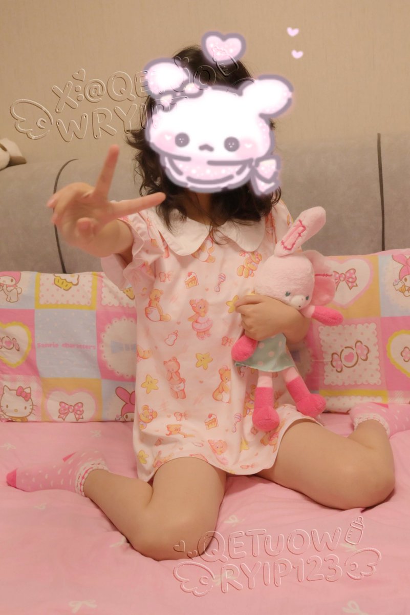QETUOWRYIPTvT's tweet photo. ˙˖Ი𐑼新衣服和难以抉择的可爱尿布˖˙
展示新裙子的时候却发现小朋友尿湿了怎么办？
当然是让小朋友选自己喜欢的可爱裤裤换上呀💕
好难选哦...这次就穿mamypoko的三丽鸥吧～

#おむつ #ABDL #DDLG #おむつ女子 #diaper    #幼児退行 https://t.co/eb8ts844ho