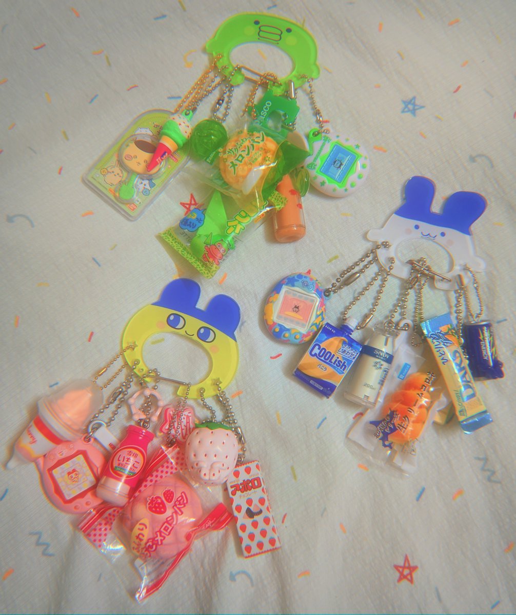JulianJacob1912's tweet photo. A little about the BA trio with their trinkets 
Ez be the green one with he fav stuff(Melonpan, gashapon, choco milk and tamagotchi)
SA is blue(He kinda like vanilla in my hc:b)
Kayn with strawberry stuff(Ez choose all of those things for him. But Kayn like the fat berry)
#kaynez https://t.co/zmsBREkXt0