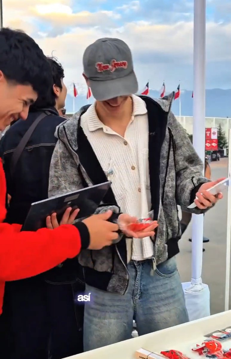 TheJurby's tweet photo. Dándome cuenta de que el Jota enamoró a un pobre trabajador de Samsung porque sí. No tiene piedad por nadie https://t.co/yhMNFQCxzP