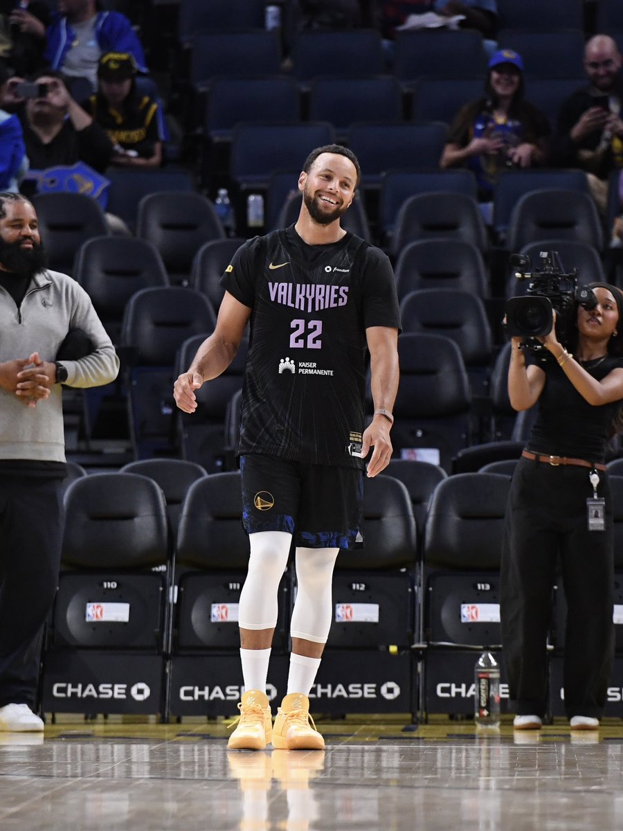 StephenCurry30's tweet photo. Finals time. Go take care of business @valkyries ! 💜💪🏾 https://t.co/YRbZ1X4H7A