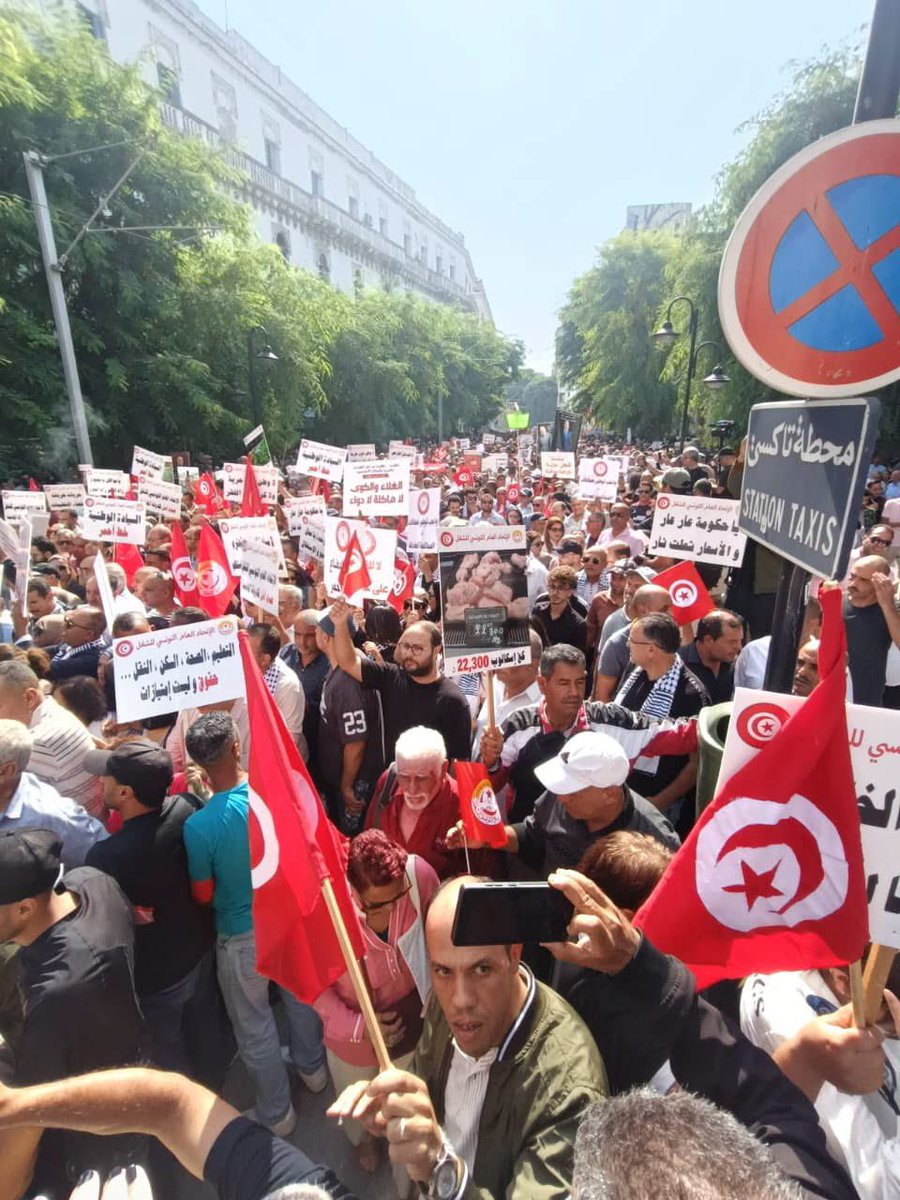 Gbaghazi's tweet photo. 🇹🇳 Le courage d’un peuple qui dit #Yezzi !

Respect à toutes les Tunisiennes et à tous les Tunisiens qui ont bravé la peur et l’oppression pour exprimer leur ras-le-bol et réclamer leur liberté.

S’accrocher au pouvoir depuis 2019, sans résultats tangibles à la hauteur des attentes, alors que l’économie du pays s’enfonce dans une crise profonde et que les espoirs de toute une population s’amenuisent, ce n’est pas du patriotisme.

Le patriotisme, ce n’est pas s’accrocher à un fauteuil. C’est servir son peuple, lui rendre des comptes et savoir que le pouvoir n’est pas une propriété personnelle.

La Tunisie appartient aux Tunisiennes et aux Tunisiens, pas à un homme.

#Yezzi ! Le peuple mérite mieux. 🇹🇳

#Tunisie #Liberté #Dignité #Démocratie