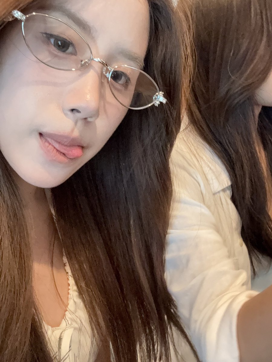 sydneyssy's tweet photo. อะ เผื่อไม่เคยเห็นความต่าง 🦹🏻‍♀️👼🏻 https://t.co/RH7IMwUYND