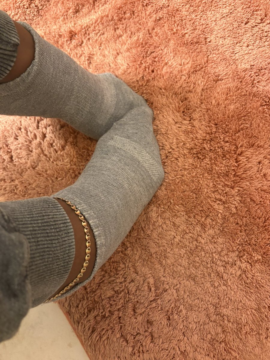 Prettytoesmama's tweet photo. Socks or no socks 👀😫 https://t.co/fy9Yrr85Vu
