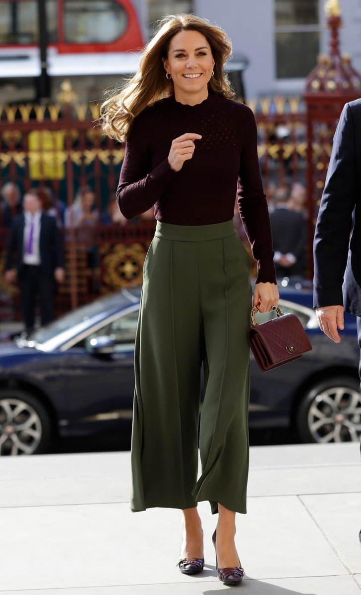 kongeligeoern's tweet photo. The Princess of Wales in a long-sleeved burgundy top is the real deal. It's her autumn signature color. Showbiz citizen can keep cosplaying but will never succeed .😁😍😏 What's your favourite burgundy outfit of Catherine? https://t.co/JBfOxk14O6