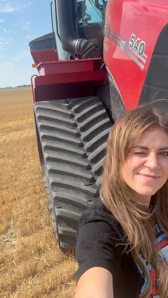 JojoSnowfarm's tweet photo. Time to work 🧺🧑‍🌾🚜 https://t.co/g9Xs2qZnTC