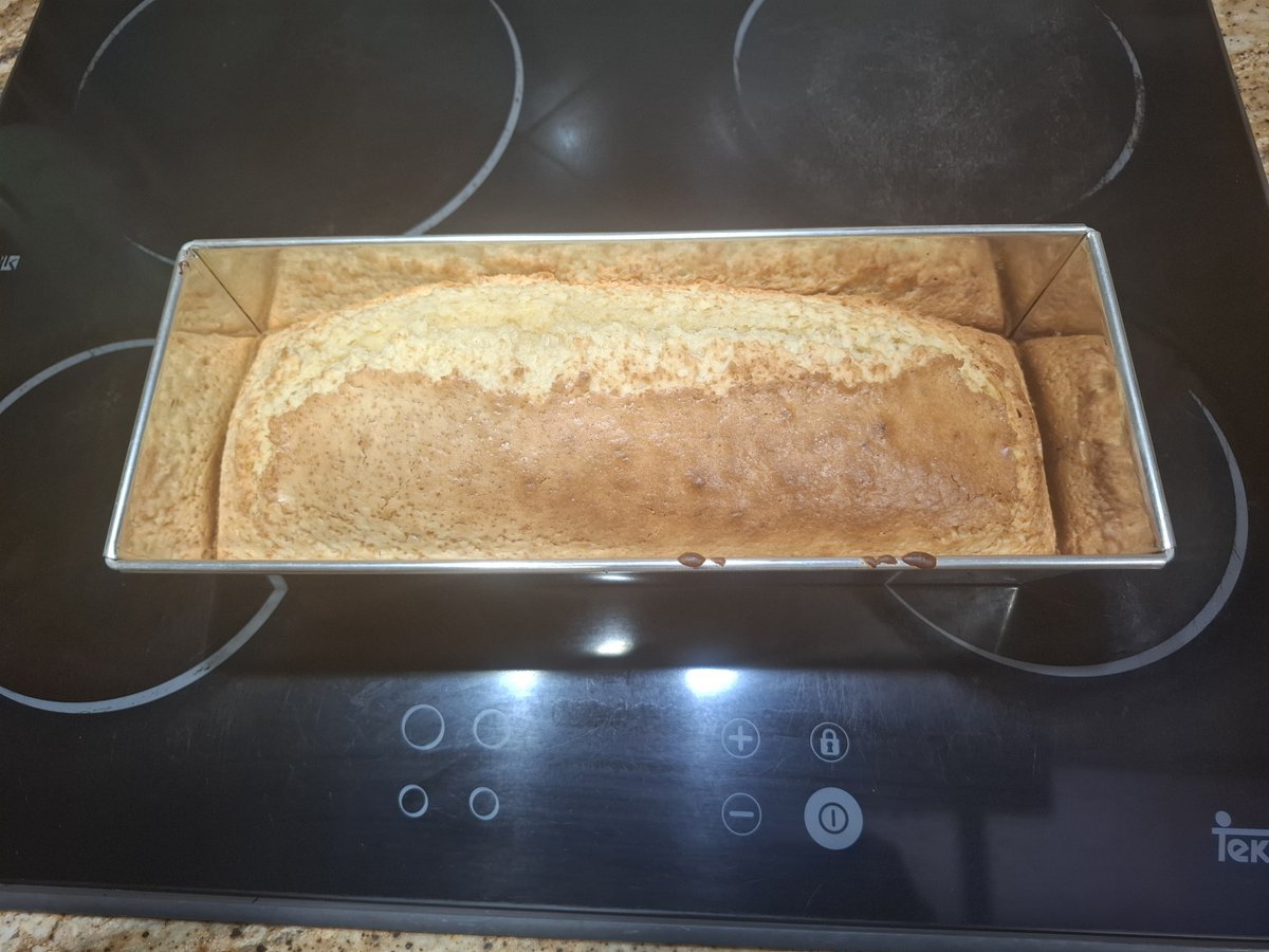 LordTimort's tweet photo. @PoluOwl De merienda hice bizcocho de limón. Pero tengo que guardarlo para mañana que es para un cumpleaños. 
 😄😁😆 https://t.co/6hytAxQc5P