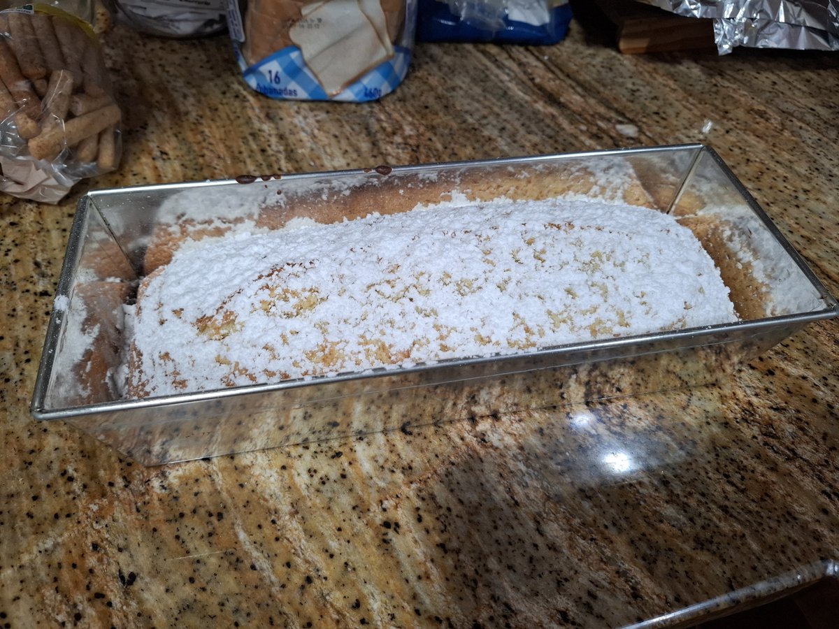 LordTimort's tweet photo. @PoluOwl De merienda hice bizcocho de limón. Pero tengo que guardarlo para mañana que es para un cumpleaños. 
 😄😁😆 https://t.co/6hytAxQc5P