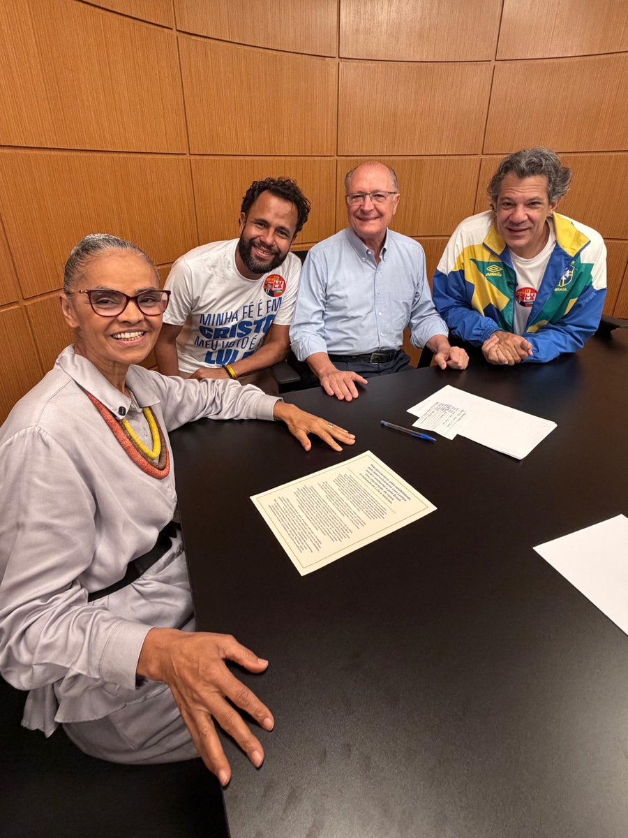 pastorhenriquev's tweet photo. E eu sigo numa articulação nacional em defesa da democracia, construindo pontes, estabelecendo diálogos e participando de uma grande frente de ação pela reeleição de Lula, ao lado de Marina Silva, do vice-presidente Geraldo Alckmin e de Fernando Haddad.

Do lado de lá, é uma política bruta, perversa e violenta. Por amor ao nosso país e ao nosso povo, precisamos e vamos vencer. Passo a passo, acelerando até o fim!

Olhe para o lado e aqueça o coração. Somos milhões! @MarinaSilva  @geraldoalckmin @Haddad_Fernando