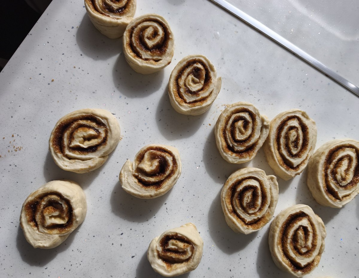 cnnam0ngrl_'s tweet photo. Today I made cinnamon rolls with the loml https://t.co/TCSAILhZec