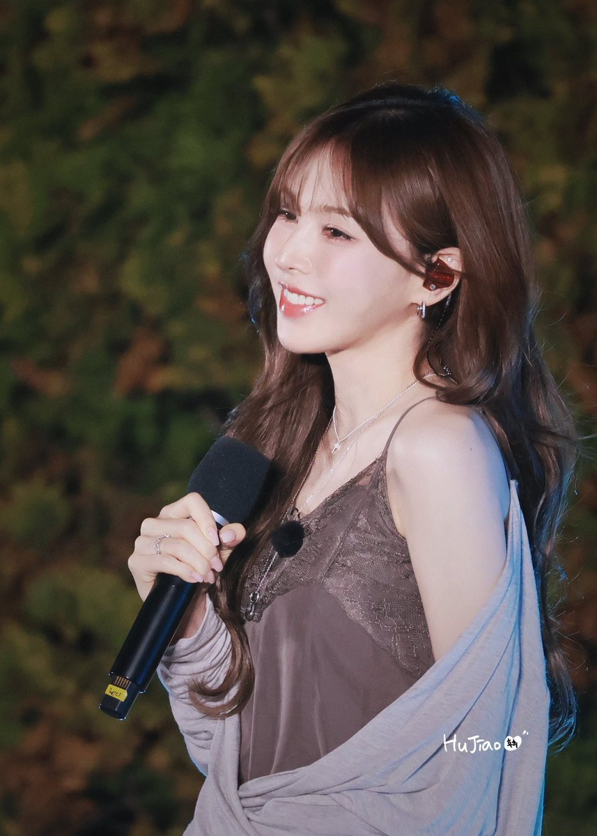 milfyerene's tweet photo. have you ever seen a girl so pretty every time u look at her all the most romantic love songs start playing in your head automatically https://t.co/pEqEE4sXOK