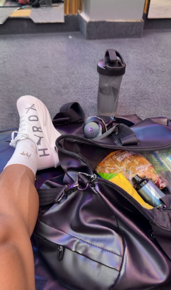 guyfromclouds's tweet photo. Starts with shoulders n end with legs 👟 https://t.co/nnpnPQZov9