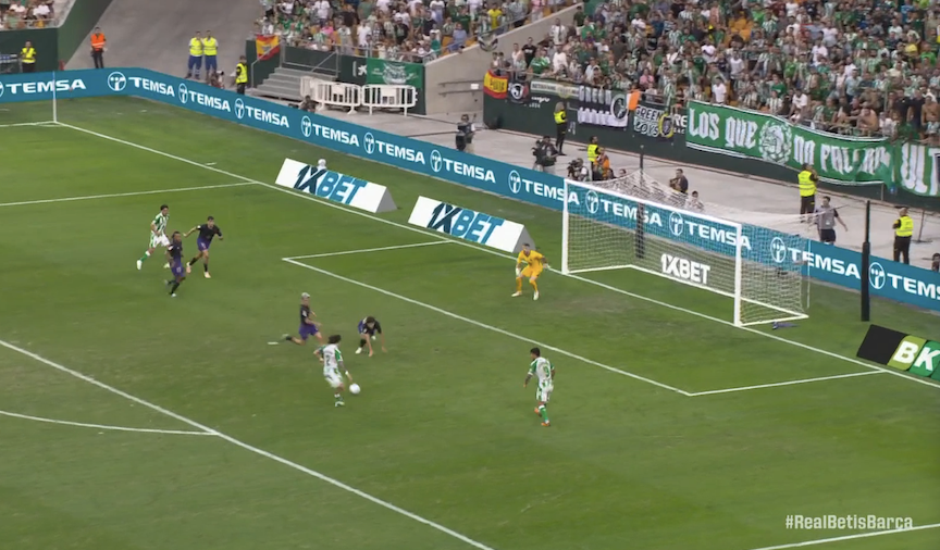 TouchlineX's tweet photo. 📸 - HUGE CHANCE MISSED BY BELLERIN !!!!!!!!!!!!!!! https://t.co/orVY0kO9o5