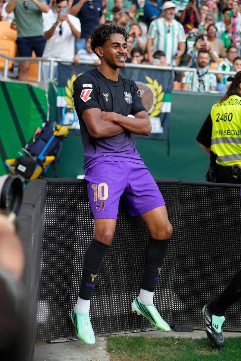 madrid_total2's tweet photo. Lamine Yamal UNA VEZ MÁS celebrando como Cristiano Ronaldo.

Al pobre le tienen prohibido decir que es su ídolo. https://t.co/IvHugpfU7c