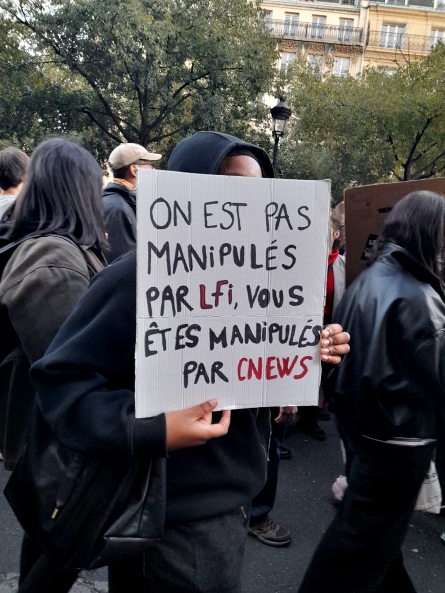 la_chouet's tweet photo. On n'est pas manipulés par LFI, vous êtes manipulés par @CNEWS 
#GiletsJeunes #17oct2026 https://t.co/UpeJCkXC81