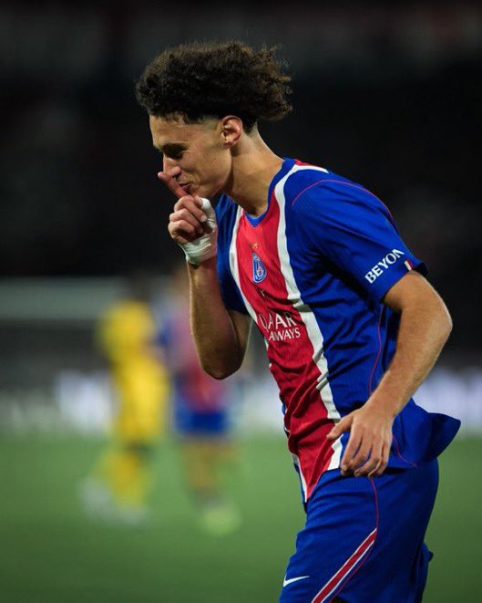 KalshiFC's tweet photo. 🚨🚨| BREAKING: Nuno Mendes and Maghnes Akliouche both suffered injuries against Strasbourg. 🤕

PSG finished the match with just 9 players, they face Barcelona in THREE DAYS. https://t.co/c8uWMkI4bM