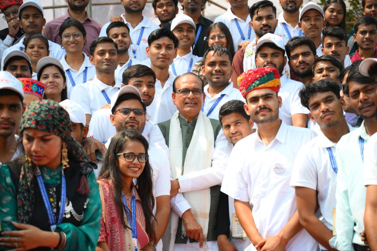 MYBharatHQ's tweet photo. One Nation. One Spirit. Yuva Shakti for Viksit Bharat!   

From patriotism to environmental action, the National Vande Mataram Youth Camp 2026–27 in Bhopal brought together youth from six states for an inspiring interaction with Union Minister Shri Shivraj Singh Chouhan.  

With plantation drives, the Nasha Mukt Bharat pledge and cleanliness initiatives, young changemakers reaffirmed their commitment to a cleaner, stronger and Viksit Bharat @ 2047.  

Inspired by the nation. Empowered to lead.  

#MYBharat #VandeMataramCamp

@YASMinistry @_NSSIndia @mansukhmandviya @khadseraksha @ChouhanShivraj @mybharatbpl