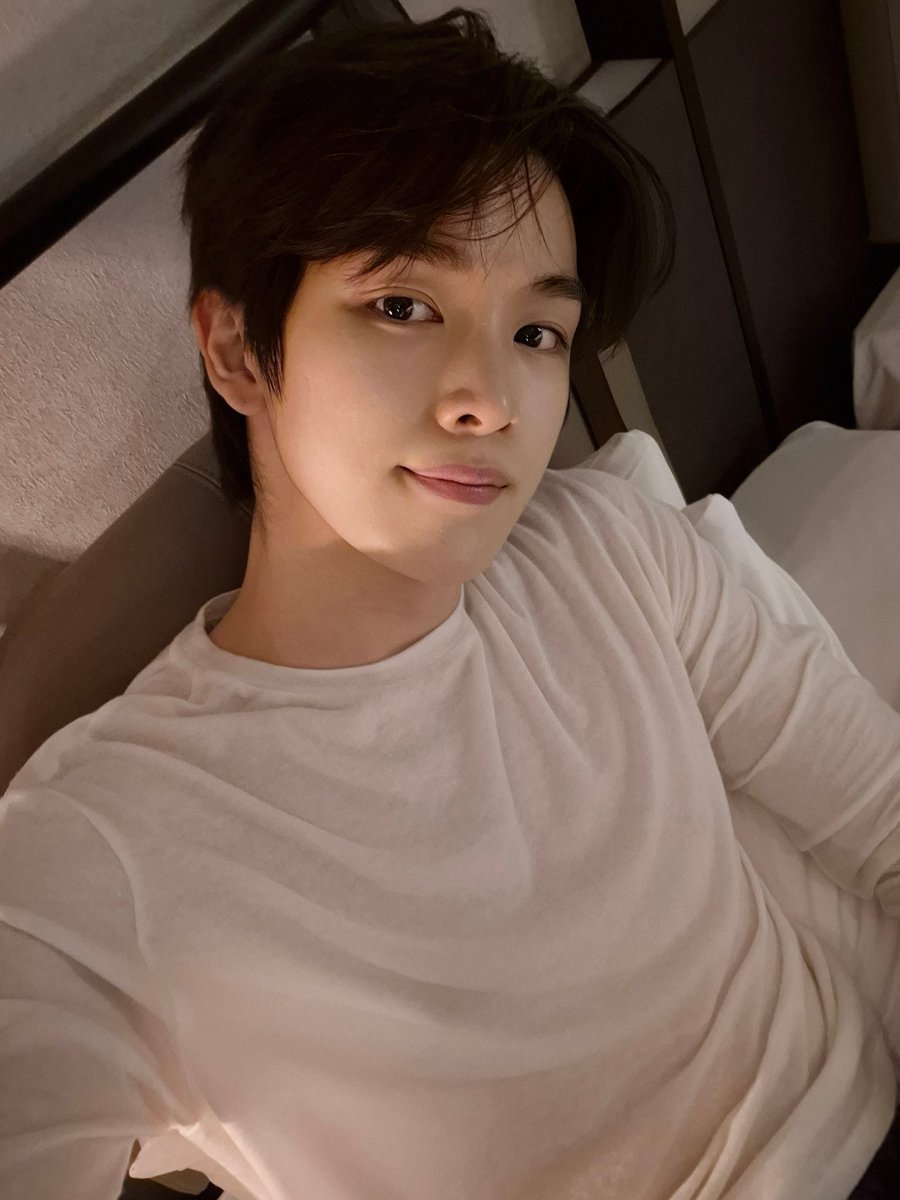 luvscmax's tweet photo. 침대셀카+ㅅㅊ... 맘이힘들어 https://t.co/5JZAfPF1sT