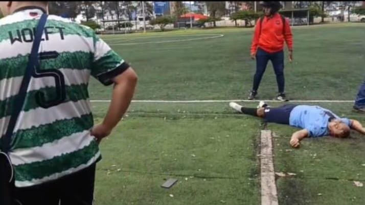 ByronSecaida's tweet photo. La @PNCdeGuatemala informa preliminar sobre la captura de dos presuntos responsables de ataque armado en campo marte de la zona 5, quienes asesinaron a Juan Francisco Foppa y otra persona que se encontraba en la cancha, se ha incautado arma de fuego. https://t.co/9Cx9sNt8g0