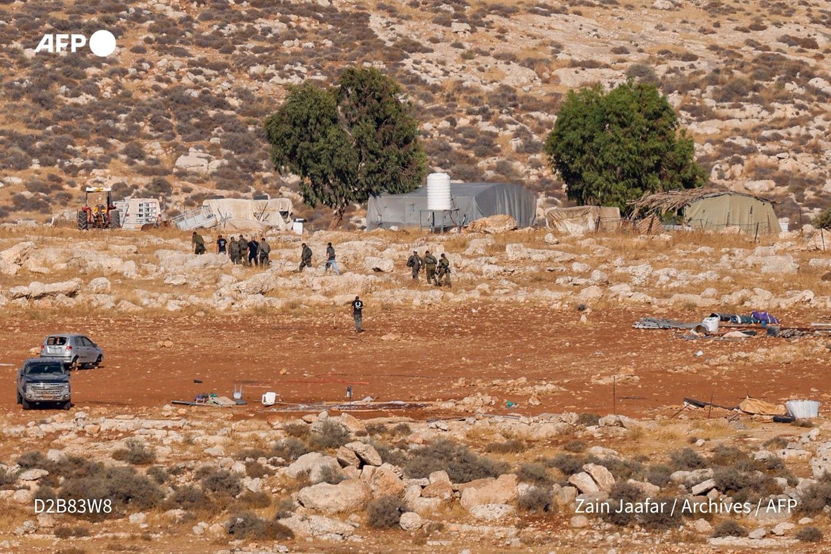 afpfr's tweet photo. Des colons israéliens ont attaqué samedi un convoi de diplomates européens en visite en Cisjordanie occupée, rouant de coups un maire français, dans un contexte d'intensification des violences contre la récolte palestinienne des olives.

➡️ https://t.co/aunox3Zb3Z https://t.co/AuxuVusZf1