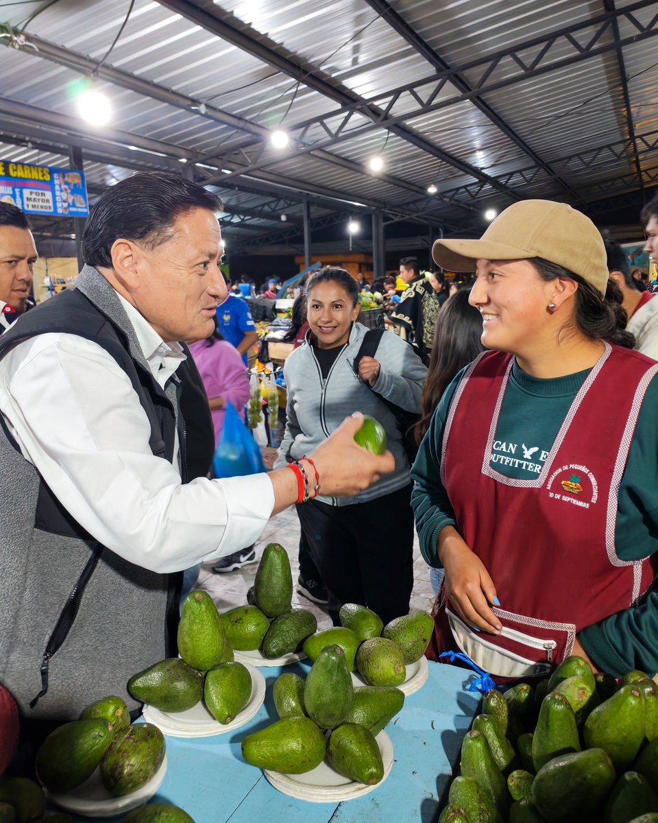 Cesar_DiazA's tweet photo. #LoDijoCesar | compartimos un valioso encuentro con las y los vecinos del mercado de #Guamaní. Conversamos sobre sus inquietudes, el fortalecimiento del comercio local y el valor del trabajo conjunto.
#CesarDiaz #Quito #HeroeDeGuerra #mercadosquito https://t.co/pWCpYwblsm