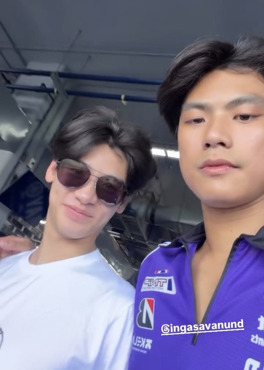 ohmretriever's tweet photo. 🧡 : เมื่อวานคลิปที่ถ่ายกับอิงค์ ป๊าแคปมาในกลุ่มครอบครัว ตาโหลหมดแล้วลูก
💙 : โหลจริง

สงสารน้องมาก คิวแน่น ถ่ายซีรีส์ทุกวัน เช้าบินต่อมาบุรีรัมย์ ถึงสนามก็ซ้อมรถแข่งรถต่อ สองรายการ อย่างโหด ร่างกายทำงานหนักมากจนป๊าทัก ㅠㅡㅠ

#BRICSBK2026Round3xOhmpawatD2
#ohmpawat #ingasavanund https://t.co/SrKOZ92Zxv