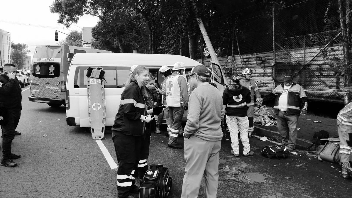 HalconOnce's tweet photo. En las inmediaciones de la colonia Argentina Antigua, @AlcaldiaMHmx se registra un fuerte accidente durante esta mañana. 

Una camioneta se impacta contra poste sobre la #MexicoTacuba. 

Elementos de #CruzRoja atendieron oportunamente la emergencia. 

#HalconOnce ⚡️🦅 https://t.co/QJkZDPBnpP