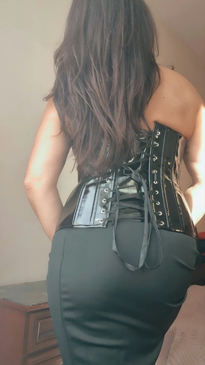 CathyMuse2026's tweet photo. Corset qui sculpte.
Jupe fendue.
Lumière qui glisse sur le vernis.
Pas besoin de parler plus fort.
🔥🖤
#PVCCorset #LaceUp #BodyArchitecture #Tease https://t.co/1Ud1ckaFdU
