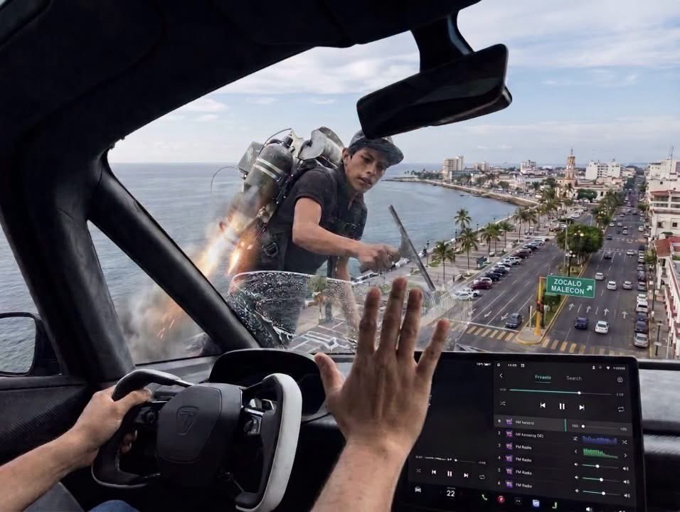 PrimatesUIO's tweet photo. Bien a gusto estrenando mi Tesla Roadster... 
- El limpiaparabrisas: https://t.co/JG98f5STjB