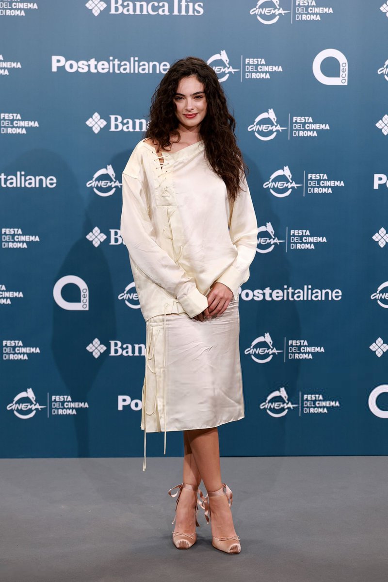 belleselca's tweet photo. Deva Cassel captured at  at the 21st Rome Film Fest wearing a Ferragamo FW 26 look paired with Christian Louboutin Cassia lace up pumps🪽

📸: bestmovie_mag (IG), Franco Origlia, Daniele Venturelli, Stefania D'Allessandro / getty https://t.co/zI5Kz0IJl1