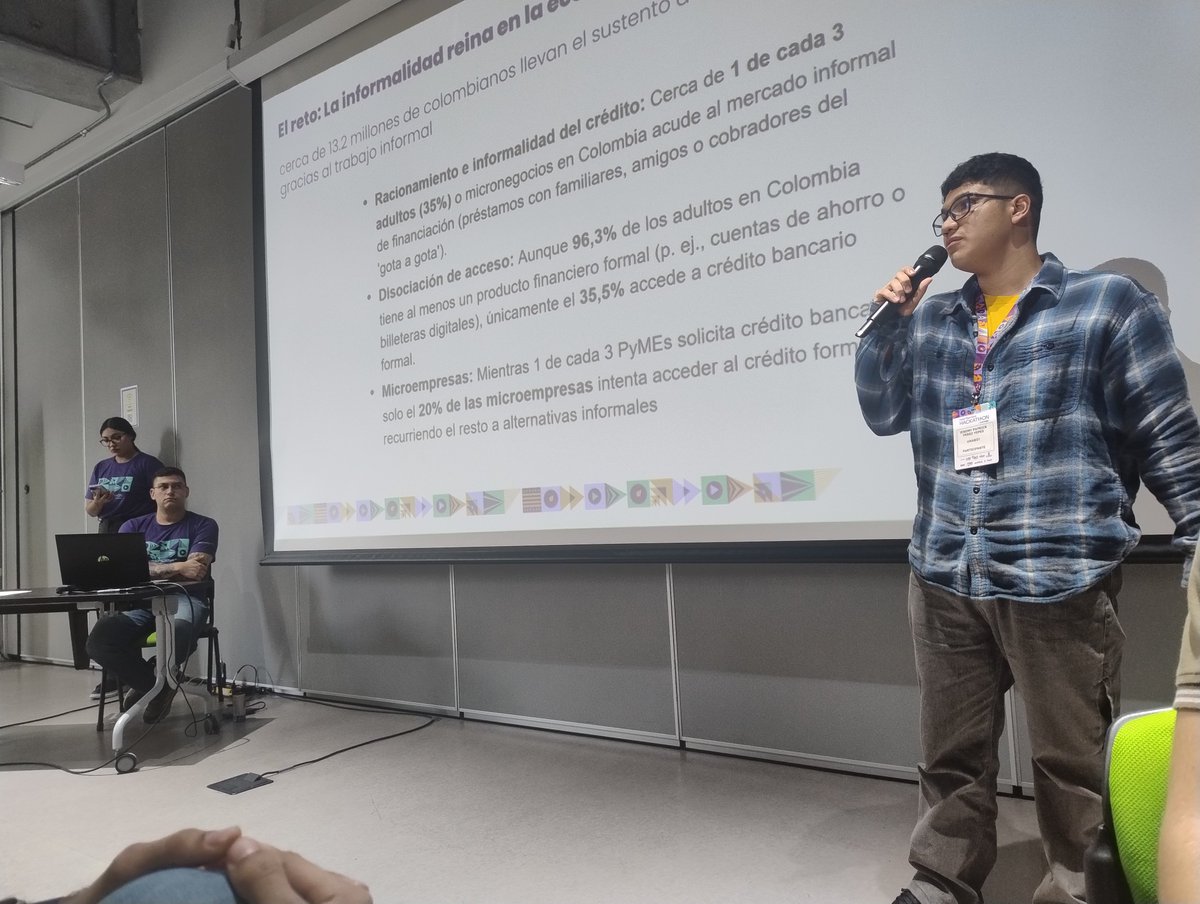 imgildev's tweet photo. Turno de Trivo! #hackathon @Interledger https://t.co/LZA2dw0T8v