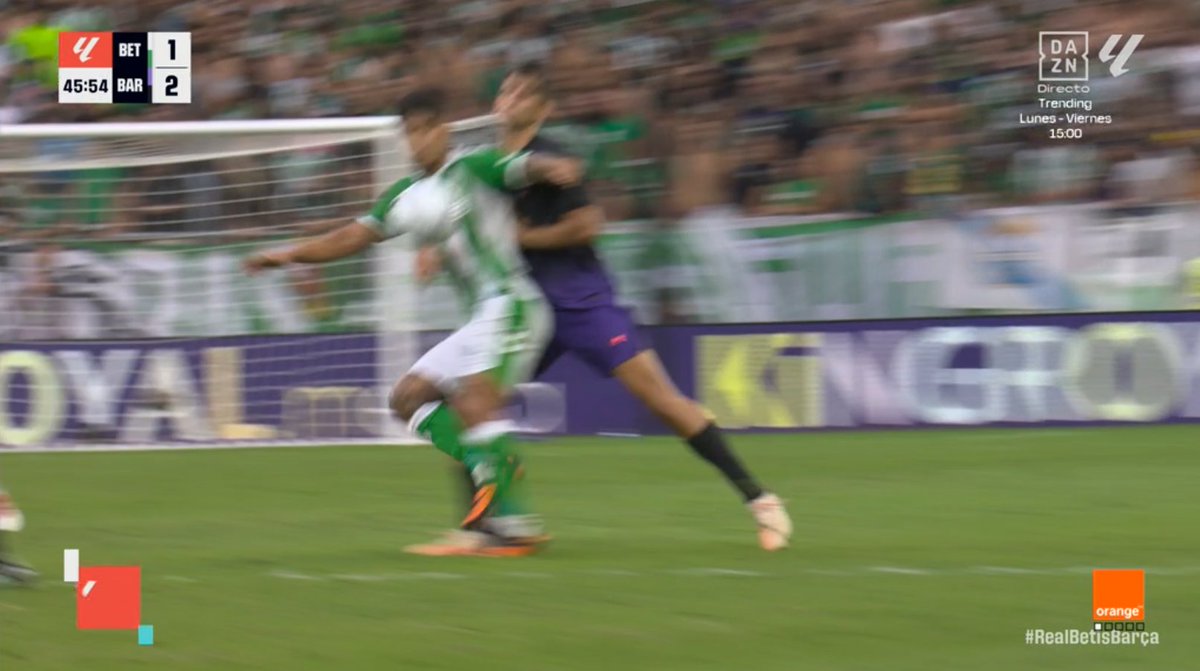 ArchivoVAR's tweet photo. 🖥️💥 Impecable intervención del VAR en el Real Betis - Barcelona.

👉🏻 Cucho se lleva el balón de forma intencionada con el brazo en la misma APP del gol.

✅ 𝗘𝗦 𝗠𝗔𝗡𝗢.

▪️ Al no existir un cambio de posesión de balón o despeje controlado, se trata de la misma APP. https://t.co/zeYYRNdLle