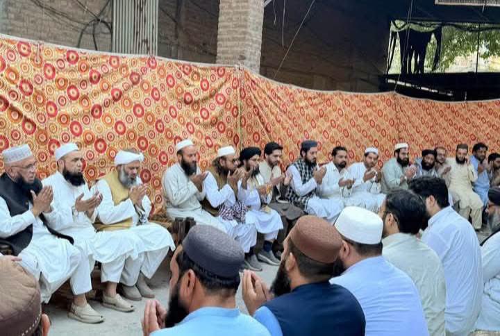 DarvishJUI's tweet photo. پشاور اسکول سانحہ | متاثرہ خاندانوں سے اظہارِ تعزیت و ہمدردی

پشاور کے ایک نجی اسکول میں پیش آنے والے افسوسناک سانحے کے متاثرہ خاندانوں سے اظہارِ تعزیت اور دلی ہمدردی کے لیے جمعیت علماء اسلام خیبر پختونخوا کے صوبائی جنرل سیکرٹری، سینیٹر حضرت مولانا عطاء الحق درویش صاحب نے غمزدہ خاندانوں کے گھروں پر حاضری دی اور لواحقین سے تعزیت و ہمدردی کا اظہار کیا۔

اس موقع پر مولانا عطاء الحق درویش صاحب نے معصوم بچوں کی جدائی پر گہرے رنج و غم کا اظہار کرتے ہوئے متاثرہ خاندانوں کے ساتھ یکجہتی کا اظہار کیا۔ یہ سانحہ پوری قوم کے لیے انتہائی افسوسناک اور دل دہلا دینے والا ہے۔ معصوم بچوں کی جدائی ایسا ناقابلِ تلافی صدمہ ہے جسے الفاظ میں بیان کرنا ممکن نہیں۔

اس موقع پر جمعیت علماء اسلام خیبر پختونخوا کے صوبائی سیکرٹری اطلاعات حاجی عبدالجلیل جان صاحب، جماعتی رہنما دانش اسرار خان، صوبائی ناظمِ دفتر سخی الرحمن اور دیگر جماعتی احباب بھی ان کے ہمراہ تھے۔

دعا ہے کہ اللہ تعالیٰ شہید بچوں کو جنت الفردوس میں اعلیٰ مقام عطا فرمائے، ان کے والدین اور تمام اہلِ خانہ کو صبرِ جمیل اور حوصلہ عطا فرمائے، اور زخمیوں کو جلد صحتِ کاملہ نصیب فرمائے۔
@Sadaqatkhan_95  @MAsimJUI @AttaurRahmanJUI  @juipakofficial @juikpkofficial