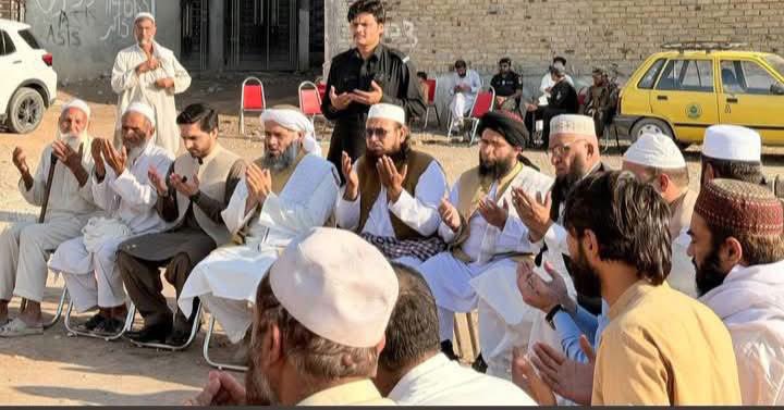 DarvishJUI's tweet photo. پشاور اسکول سانحہ | متاثرہ خاندانوں سے اظہارِ تعزیت و ہمدردی

پشاور کے ایک نجی اسکول میں پیش آنے والے افسوسناک سانحے کے متاثرہ خاندانوں سے اظہارِ تعزیت اور دلی ہمدردی کے لیے جمعیت علماء اسلام خیبر پختونخوا کے صوبائی جنرل سیکرٹری، سینیٹر حضرت مولانا عطاء الحق درویش صاحب نے غمزدہ خاندانوں کے گھروں پر حاضری دی اور لواحقین سے تعزیت و ہمدردی کا اظہار کیا۔

اس موقع پر مولانا عطاء الحق درویش صاحب نے معصوم بچوں کی جدائی پر گہرے رنج و غم کا اظہار کرتے ہوئے متاثرہ خاندانوں کے ساتھ یکجہتی کا اظہار کیا۔ یہ سانحہ پوری قوم کے لیے انتہائی افسوسناک اور دل دہلا دینے والا ہے۔ معصوم بچوں کی جدائی ایسا ناقابلِ تلافی صدمہ ہے جسے الفاظ میں بیان کرنا ممکن نہیں۔

اس موقع پر جمعیت علماء اسلام خیبر پختونخوا کے صوبائی سیکرٹری اطلاعات حاجی عبدالجلیل جان صاحب، جماعتی رہنما دانش اسرار خان، صوبائی ناظمِ دفتر سخی الرحمن اور دیگر جماعتی احباب بھی ان کے ہمراہ تھے۔

دعا ہے کہ اللہ تعالیٰ شہید بچوں کو جنت الفردوس میں اعلیٰ مقام عطا فرمائے، ان کے والدین اور تمام اہلِ خانہ کو صبرِ جمیل اور حوصلہ عطا فرمائے، اور زخمیوں کو جلد صحتِ کاملہ نصیب فرمائے۔
@Sadaqatkhan_95  @MAsimJUI @AttaurRahmanJUI  @juipakofficial @juikpkofficial