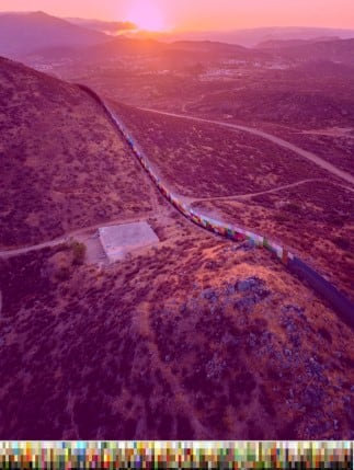 ls_galeria's tweet photo. #ErickMeyenberg llevó el arte mexicano a la Bienal de Venecia 2024 con "Nos marchábamos, regresábamos siempre". 🇲🇽

Una videoinstalación que reflexiona sobre el arraigo y la identidad. ¿Qué significa realmente pertenecer a un lugar? https://t.co/eFMD2BaIgL