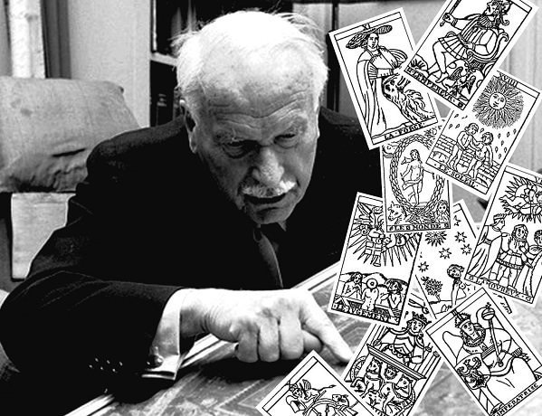 blackwhhte's tweet photo. Carl Jung tarot kartlarini günümüzdeki çogu insanla çok farkll sekilde görüyordu.

1900'lerin başlarnda, isviçreli psikiyatrist, rüyalar,
efsaneler, dinler ve dünyanin dört bir yanindan eski
hikayeler arasinda görülen sembollerle derinlemesine
ilgilenmeye basladi.

 Ayni sembolik desenler, tarot
kartlarini da dikkat çekti.
Ama Jung, sans söylemekle ilgilenmedi.
Tarot kartlarnin tipik semboller oldugunu dügünüyordu
- insan zihnin derinliklerinde var olan evrensel desenler.
Ona göre,"The Fool","The Magician" ve "The Hermit"
gibi kartlar, sihirli tahminler degildi. Bunlar, insan ruhunun farkli yönlerini, duygularini, inançlarini ve
bilinçsiz dügüncelerini konusma yoluyla kesfetmelerine yardimci olan sembolik yansimalardi.

Zamanla, bazi Jungian terapistler tarot kartlarını terapötik bir araç olarak kullanmaya basladi. Bir sonraki
ne olacagini tahmin etmek için degil, insanlar konuşma yoluyla kendi duygularini, inanglarini ve bilinçsiz
düsüncelerini kesfetmelerine yardimci olmak için.
Bu yaklasim bugün hala tartişiliyor.
Destekçiler, sembolik resimlerin kisisel içgörülerin ortaya çikarmasina yardimci olabilecegini düsünüyor.

Elestirmenler, tarot kartlarinin bilimsel olarak onaylanmamis olmasinin, bu yüzden bu tür kartların kullanilmamasi gerektigini düsünüyor.
Yani, bir set tarot kartlari, kendinizi daha iyi anlamak için size yardimcl olabilir mi?

Carl Jung, tarot kartlarini, bilimsel olarak onaylanmamış olan bir ruh saglama yöntemi olarak görüyordu.
(Alıntıdır) 
Kaynaklar:
-Jung, C. G.(1952). Synchronicity: An Acausal
Connecting Principle
-Jung, C. G.(1964). Man and His Symbols
- Nichols, Sallie (1980). Jung ve Tarot