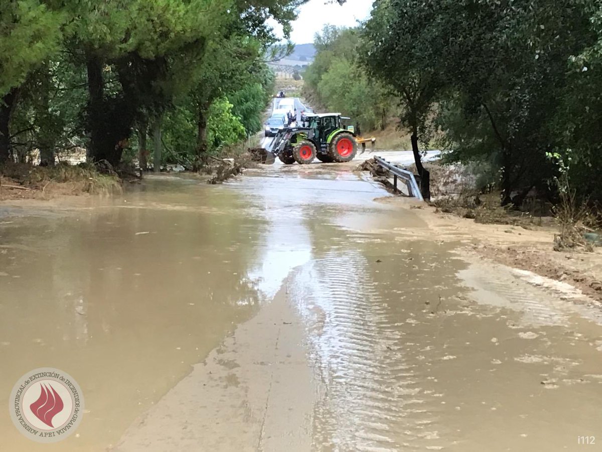 Granada_Meteo's tweet photo. Incidencias en la provincia como en Alhama de Granada fijaros 0’3 mm en el casco urbano y a poca distancia 33’8 litros en Moclín/puerto Lope 26’7 litros la imagen del pueblo.
(Imágenes de la @dipgra ) https://t.co/qMn6frZUrO